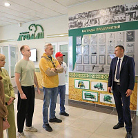 Участники XIV Форума городов-побратимов Беларуси и России на «Бобруйскагромаш» 