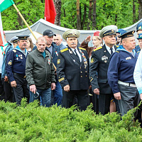 Церемония возложения цветов к братской могиле советских воинов, погибших в годы Великой Отечественной войны в 1941-1945 годах, на пересечении улиц Минской и Георгиевского проспекта