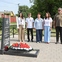 Возложение цветов  к братской могиле неизвестных солдат на улице Комбинатской
