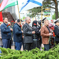 Церемония возложения цветов к братской могиле советских воинов, погибших в годы Великой Отечественной войны в 1941-1945 годах, на пересечении улиц Минской и Георгиевского проспекта
