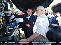 THE HOLDING «BOBRUISKAGROMASH» PRESENTS DOMESTIC COMBINED ROUND BALER TO THE HEAD OF STATE