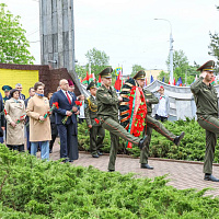 Церемония возложения цветов к братской могиле советских воинов, погибших в годы Великой Отечественной войны в 1941-1945 годах, на пересечении улиц Минской и Георгиевского проспекта