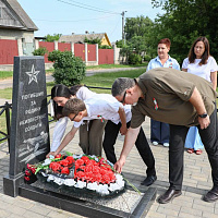 Возложение цветов  к братской могиле неизвестных солдат на улице Комбинатской