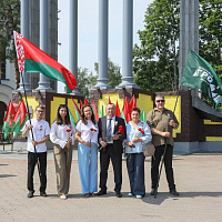 Возложение цветов к братской могиле советских воинов, погибших в годы Великой Отечественной войны в 1941-1945 годах, на пересечении улиц Минской и Георгиевского проспекта