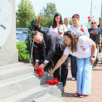Возложение цветов к братской могиле советских воинов, погибших в годы Великой Отечественной войны в 1941-1945 годах, на пересечении улиц Минской и Георгиевского проспекта