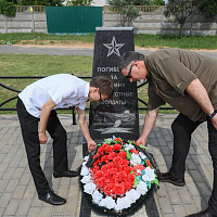 Возложение цветов  к братской могиле неизвестных солдат на улице Комбинатской