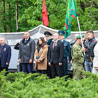 Церемония возложения цветов к братской могиле советских воинов, погибших в годы Великой Отечественной войны в 1941-1945 годах, на пересечении улиц Минской и Георгиевского проспекта