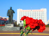 День Октябрьской революции!