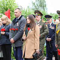 Церемония возложения цветов к братской могиле советских воинов, погибших в годы Великой Отечественной войны в 1941-1945 годах, на пересечении улиц Минской и Георгиевского проспекта