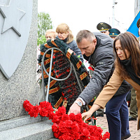 Церемония возложения цветов к братской могиле советских воинов, погибших в годы Великой Отечественной войны в 1941-1945 годах, на пересечении улиц Минской и Георгиевского проспекта