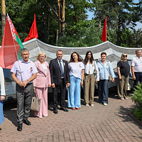 Возложение цветов к братской могиле советских воинов, погибших в годы Великой Отечественной войны в 1941-1945 годах, на пересечении улиц Минской и Георгиевского проспекта
