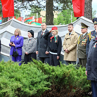 Церемония возложения цветов к братской могиле советских воинов, погибших в годы Великой Отечественной войны в 1941-1945 годах, на пересечении улиц Минской и Георгиевского проспекта