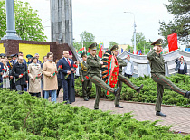Церемония возложения цветов к братской могиле советских воинов, погибших в годы Великой Отечественной войны в 1941-1945 годах, на пересечении улиц Минской и Георгиевского проспекта