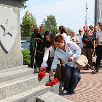 Возложение цветов к братской могиле советских воинов, погибших в годы Великой Отечественной войны в 1941-1945 годах, на пересечении улиц Минской и Георгиевского проспекта