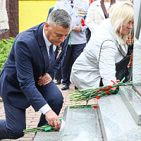 Церемония возложения цветов к братской могиле советских воинов, погибших в годы Великой Отечественной войны в 1941-1945 годах, на пересечении улиц Минской и Георгиевского проспекта