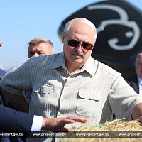 THE HOLDING «BOBRUISKAGROMASH» PRESENTS DOMESTIC COMBINED ROUND BALER TO THE HEAD OF STATE