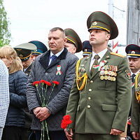 Церемония возложения цветов к братской могиле советских воинов, погибших в годы Великой Отечественной войны в 1941-1945 годах, на пересечении улиц Минской и Георгиевского проспекта
