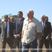 «Бобруйскагромаш» представил Главе государства отечественный комбинированный рулонный пресс-подборщик