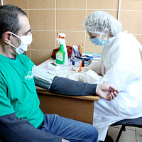Прививку от коронавируса сделали сотрудники ОАО «Управляющая компания холдинга «Бобруйскагромаш»
