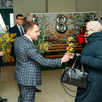Сотрудниц ОАО «Управляющая компания холдинга «Бобруйскагромаш» креативно поздравили с 8 Марта