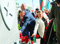 Церемония возложения цветов к братской могиле советских воинов, погибших в годы Великой Отечественной войны