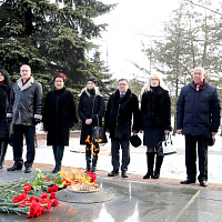 Дань памяти жителям Хатыни, сожженной нацистами 75 лет назад
