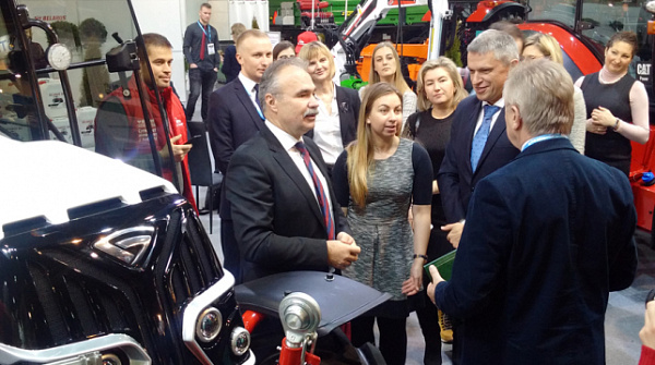 Belarús expone su maquinaria en Budapest