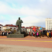 Возложили цветы к памятнику Ленина