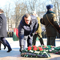 Коллектив «Бобруйскагромаш» принял участие в церемонии возложения венков и цветов к памятнику-танку на могиле генерала Б.С.Бахарова