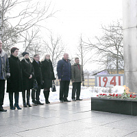 Дань памяти жителям Хатыни, сожженной нацистами 75 лет назад