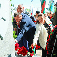 Церемония возложения цветов к братской могиле советских воинов, погибших в годы Великой Отечественной войны