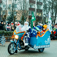 Праздничное шествие Дедов Морозов и Снегурочек